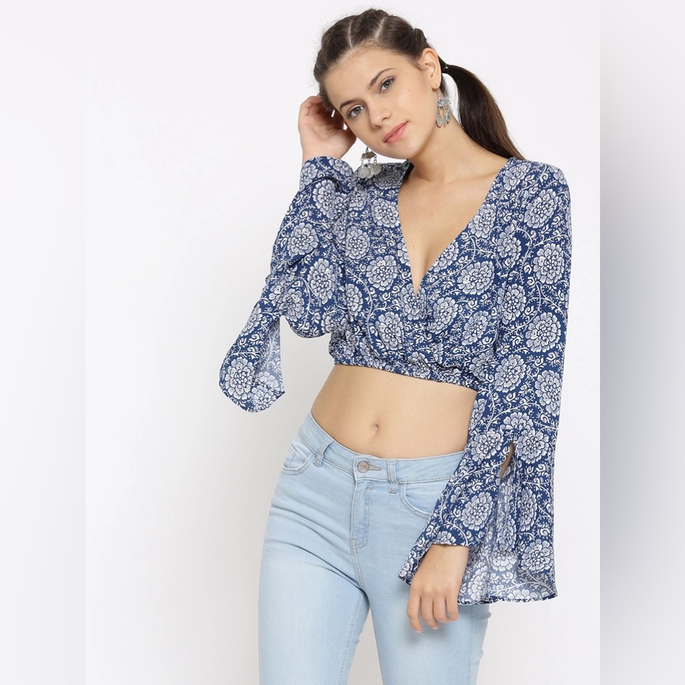 Forever21 Women’s Navy Floral Print Crop Top